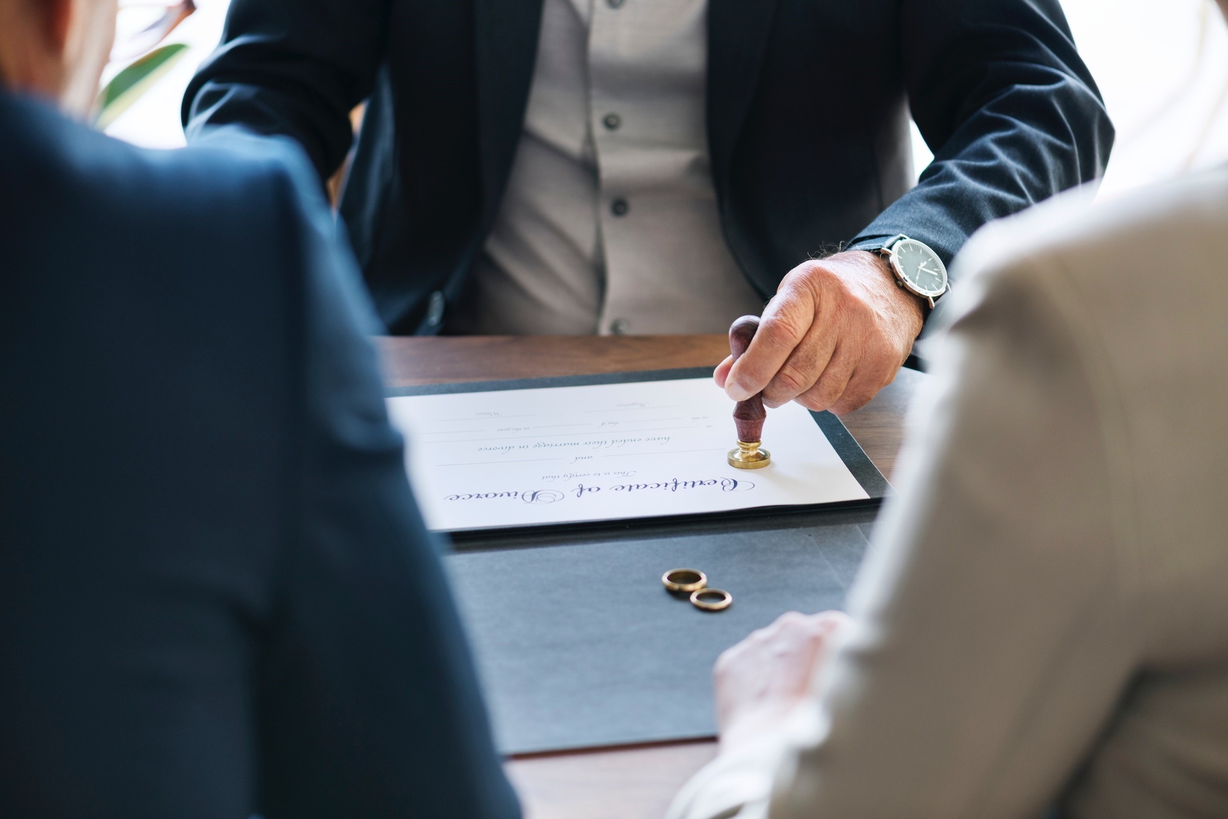 Manage Real Estate Documentation Through Mobile Notary Services for Smooth Transactions